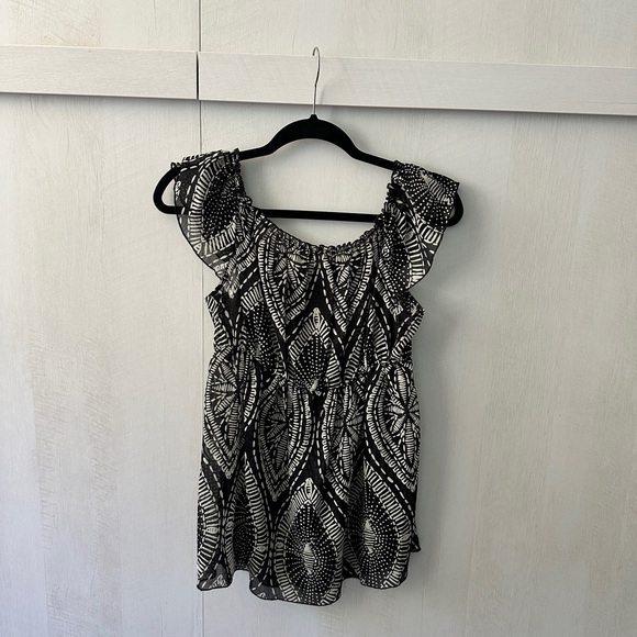 Cute top - Picture 2 of 3